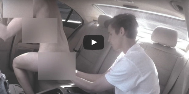 Երիտասարդը գումարի դիմաց համոզում է աղջիկներին՝ մեքենայում ցուցադրել իրենց հետույքները (Video)