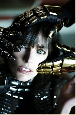 Միլա Յովովիչը CR FASHION BOOK-ի շապիկին