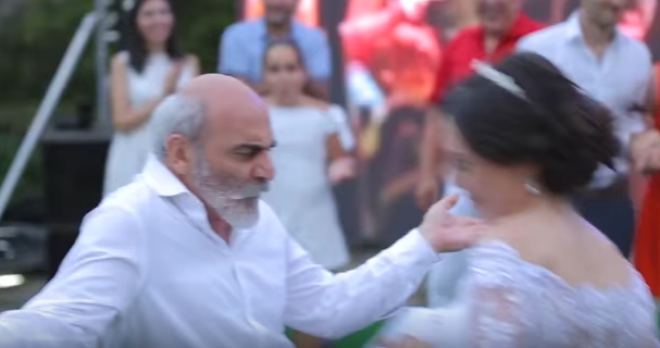 Միքայել Պողոսյանի ցնցող պարը՝ դստեր հարսանիքին