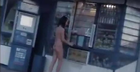 Աղջիկը պարտվել է գրազը և պետք է մերկ շրջի ու առևտուր անի փողոցում :)) (տեսանյութ)